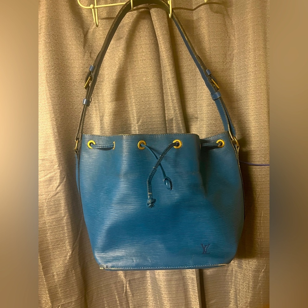 Louis Vuitton Petit Noe Shoulder Bag Handbag Blue EPI Leather Medium LV
